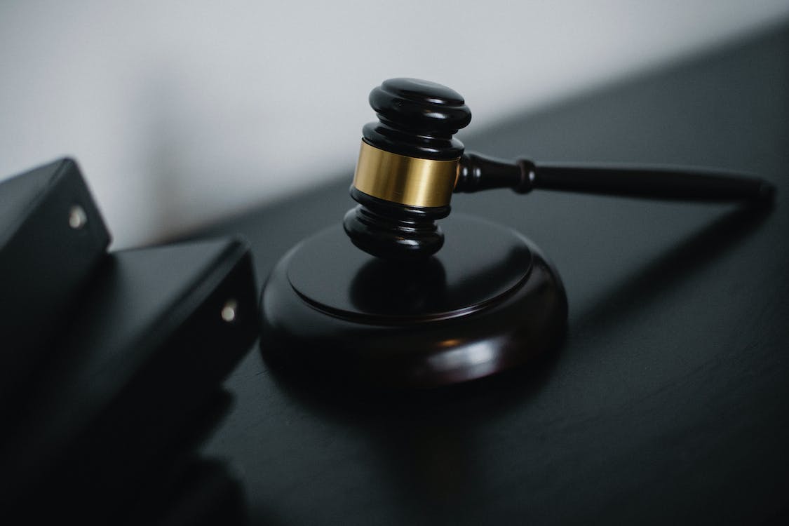 明知自己感染艾滋病還與他人發(fā)生性行為違法嗎？